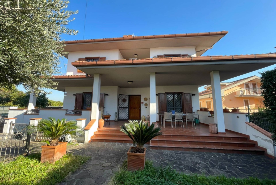 Monterotondo-Villa Bifamiliare su 2 livelli con ingresso indipendente e giardino