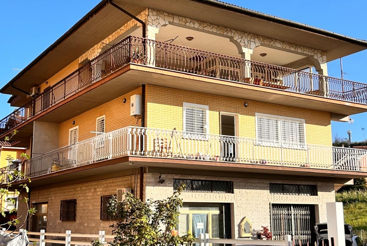 OIKOS Servizi immobiliari di Sara de Grazia appartamento quadrilocale in vendita a Borgonuovo Monterotondo