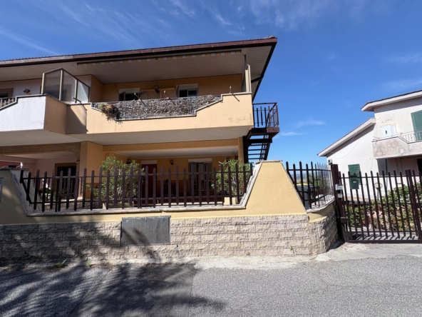 QUADRILOCALE IN VIA GARIGLIANO ingresso indipendente, rustico 140 mq, giardino privato e camino – no spese condominiali Monterotondo