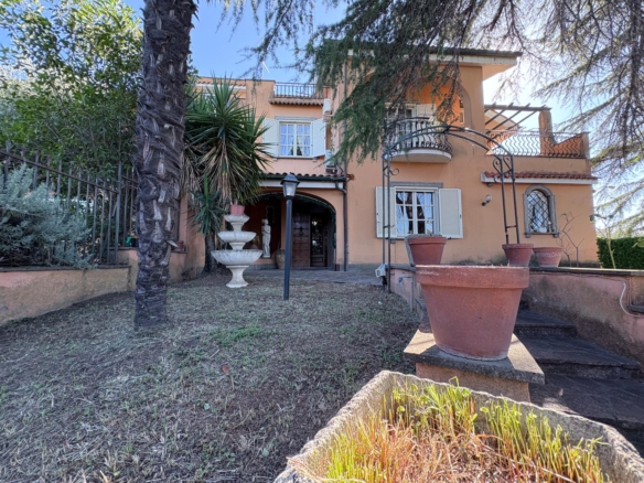 PLUTARCO590 – Raffinata ed ampia porzione di Villa Bifamiliare-3 livelli-balconi-giardino