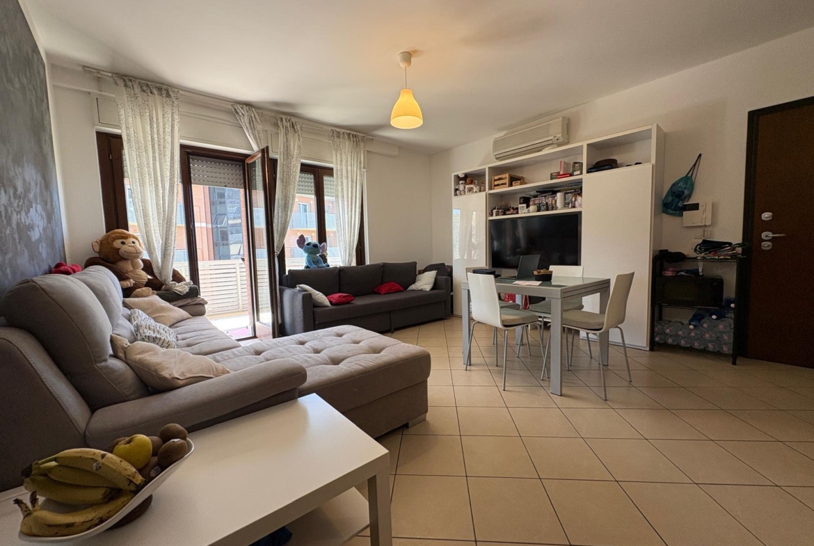 COMMERCIO209-appartamento trilocale-contesto residenziale-ampio terrazzo-cantina