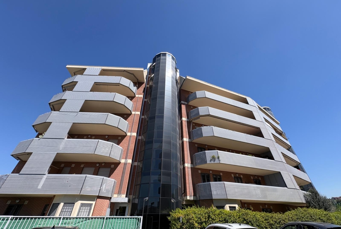 COMMERCIO209-appartamento trilocale-contesto residenziale-ampio terrazzo-cantina