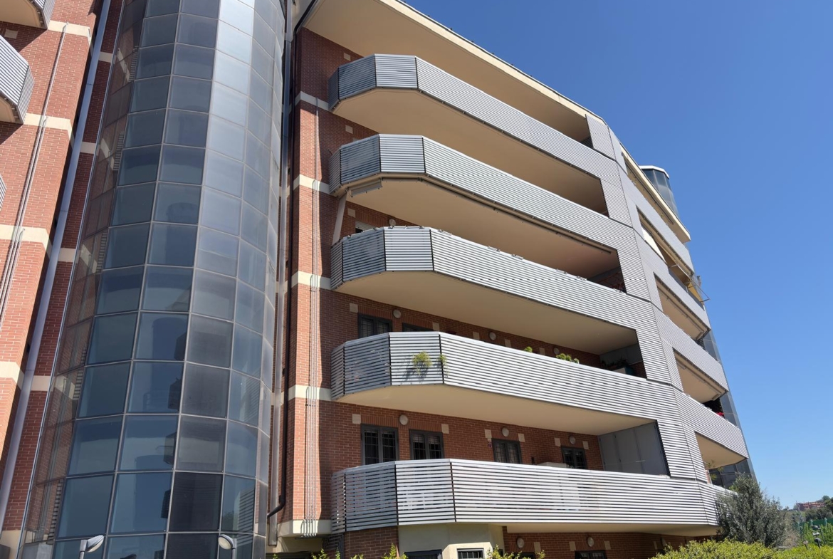 COMMERCIO209-appartamento trilocale-contesto residenziale-ampio terrazzo-cantina