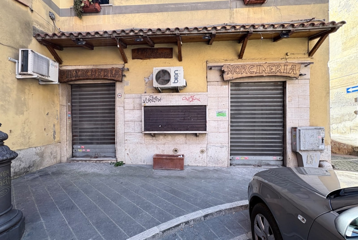 OROLOGIO1200-Locale commerciale centrale ottimo stato con annesso deposito