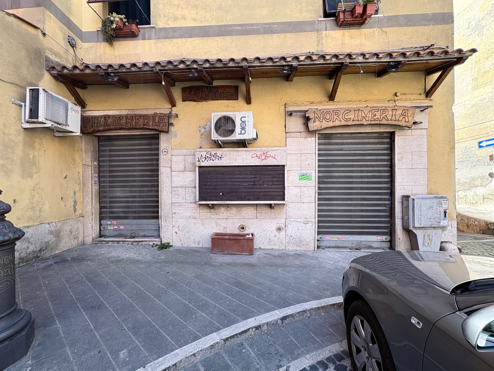 OROLOGIO1200-Locale commerciale centrale ottimo stato con annesso deposito