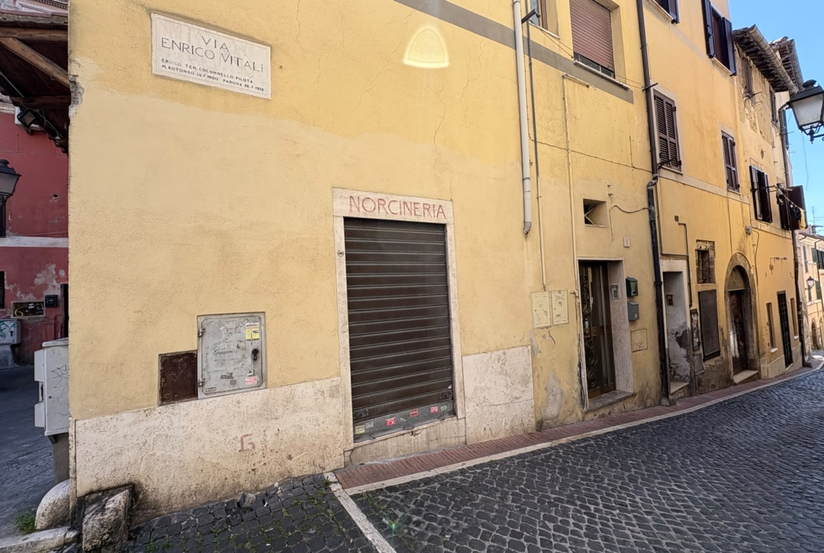 OROLOGIO1200-Locale commerciale centrale ottimo stato con annesso deposito