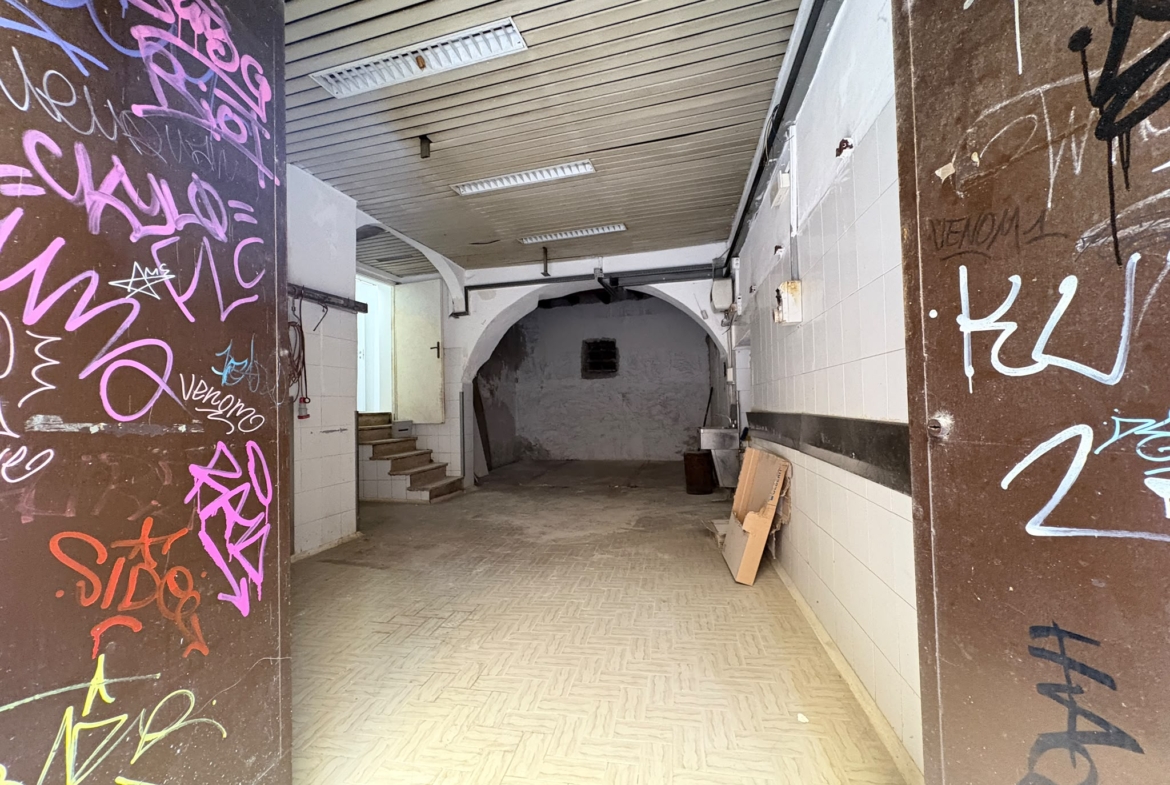 OROLOGIO1200-Locale commerciale centrale ottimo stato con annesso deposito