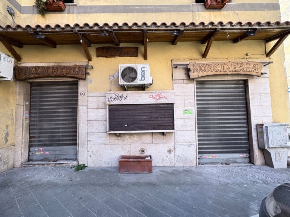 OROLOGIO1200-Locale commerciale centrale ottimo stato con annesso deposito