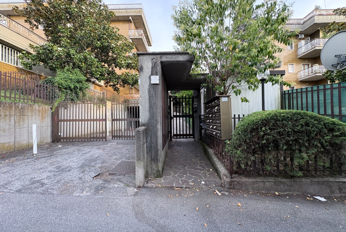 POGGIOCAIANO237- Settebagni-appartamento-box auto-terrazza esclusiva
