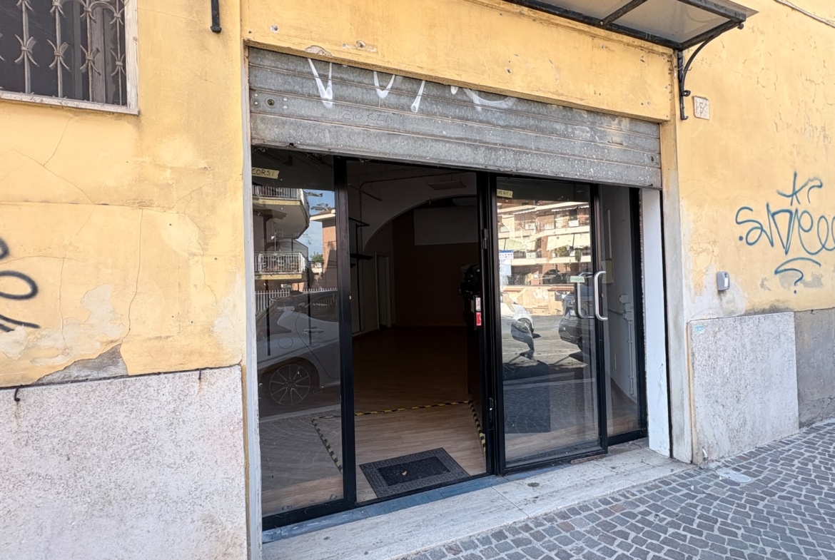 FEDERICI550–Locale commerciale in posizione semi-centrale