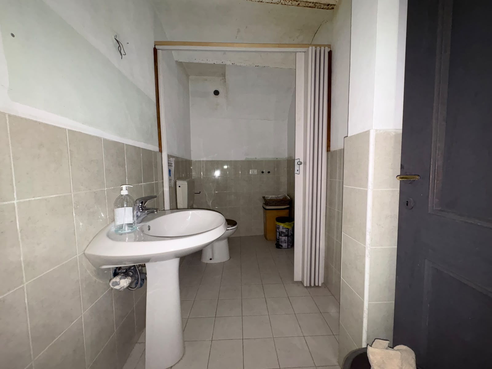 58e412f1-c6ca-40ad-b7b1-accf33a9538d FEDERICI550–Locale commerciale in posizione semi-centrale