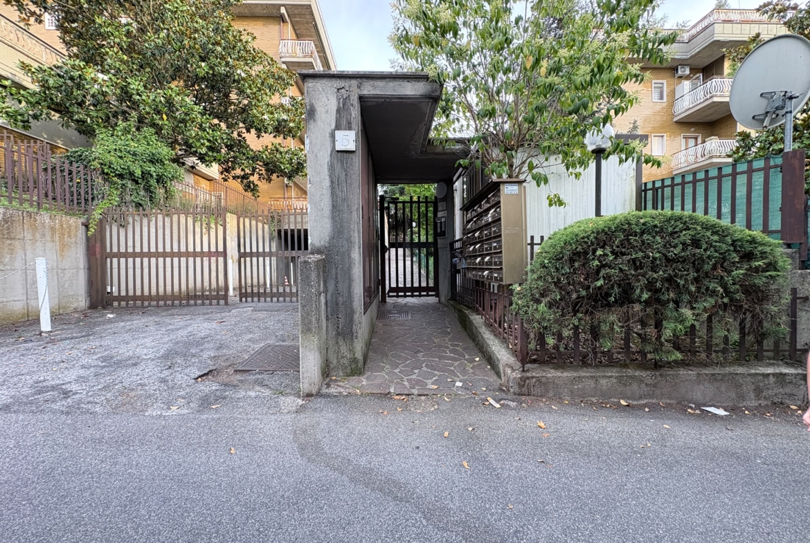 POGGIOCAIANO237- Settebagni-appartamento-box auto-terrazza esclusiva