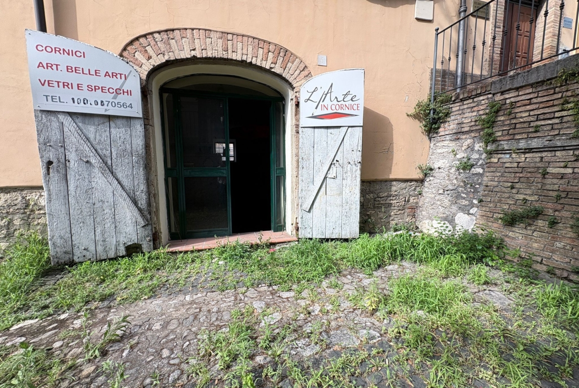 LIBERTA1100-Locale Commerciale centralissimo-doppio ingresso-grande visibilità
