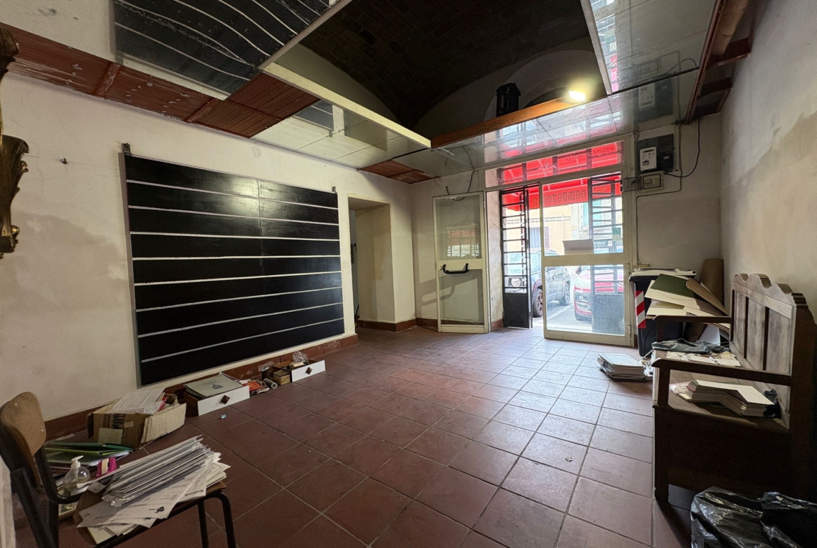 LIBERTA1100-Locale Commerciale centralissimo-doppio ingresso-grande visibilità