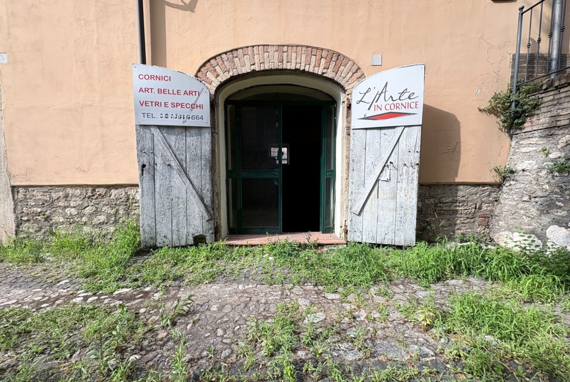LIBERTA1100-Locale Commerciale centralissimo-doppio ingresso-grande visibilità