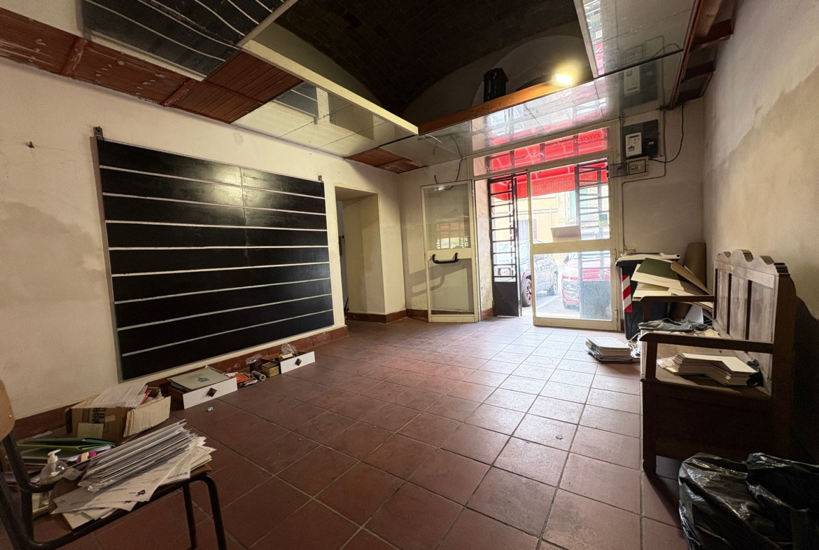 LIBERTA1100-Locale Commerciale centralissimo-doppio ingresso-grande visibilità