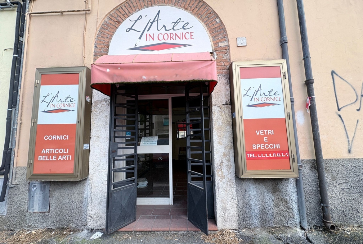LIBERTA1100-Locale Commerciale centralissimo-doppio ingresso-grande visibilità