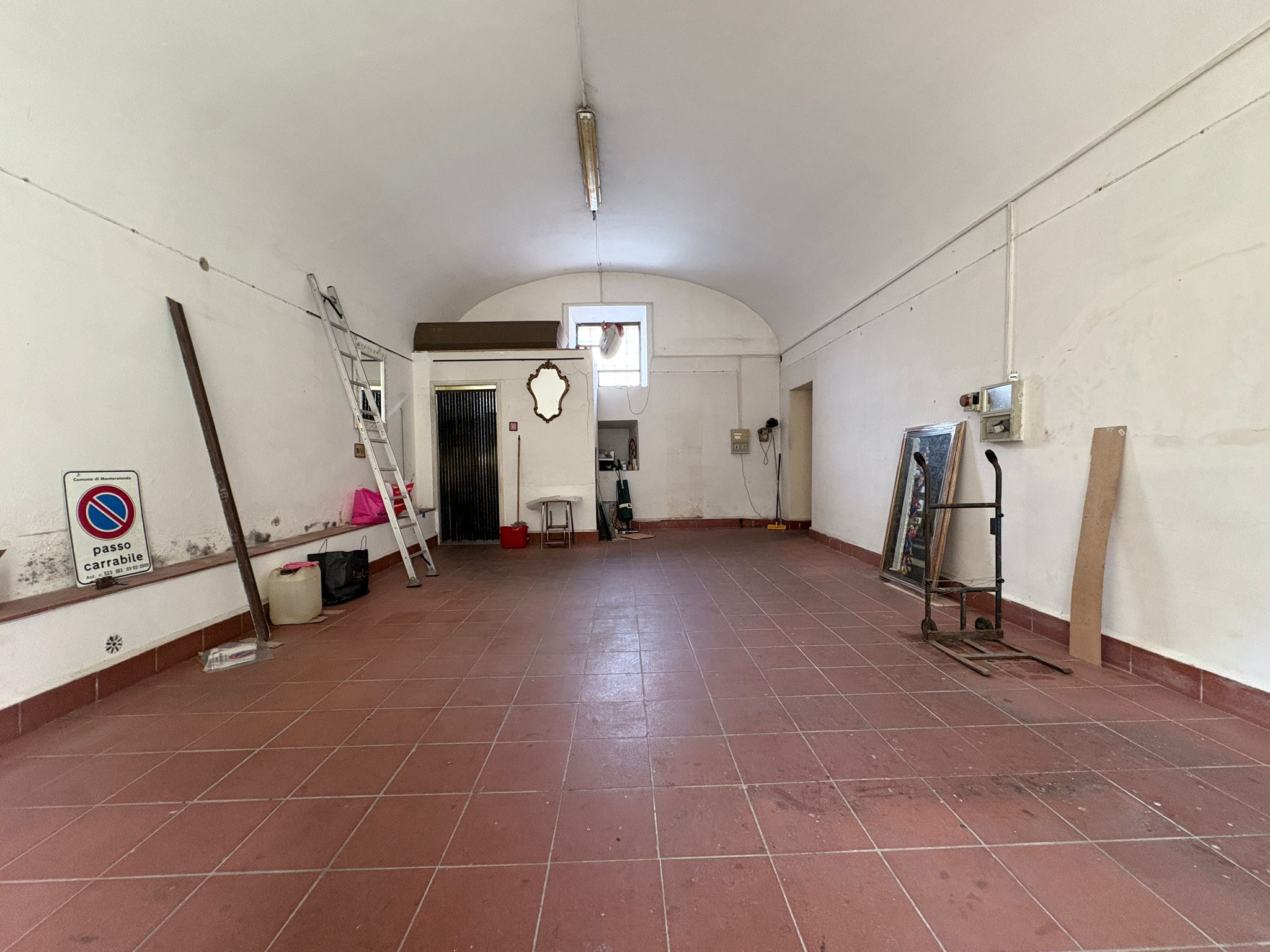 ab32583b-da25-4846-b173-8d136b434020 LIBERTA1100-Locale Commerciale centralissimo-doppio ingresso-grande visibilità