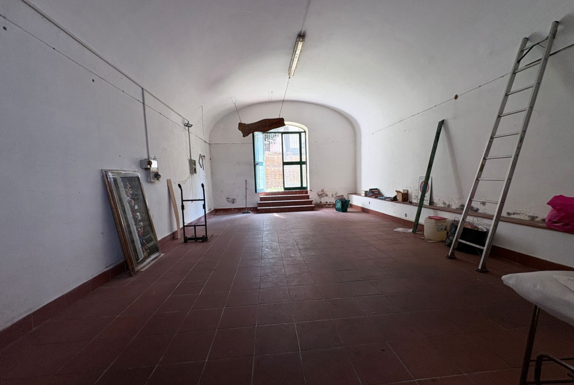 LIBERTA1100-Locale Commerciale centralissimo-doppio ingresso-grande visibilità