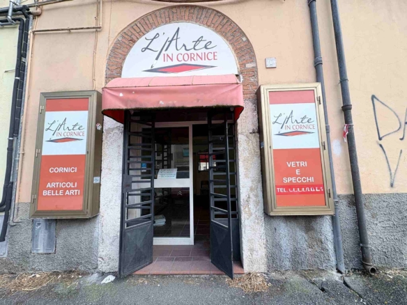 LIBERTA1100-Locale Commerciale centralissimo-doppio ingresso-grande visibilità