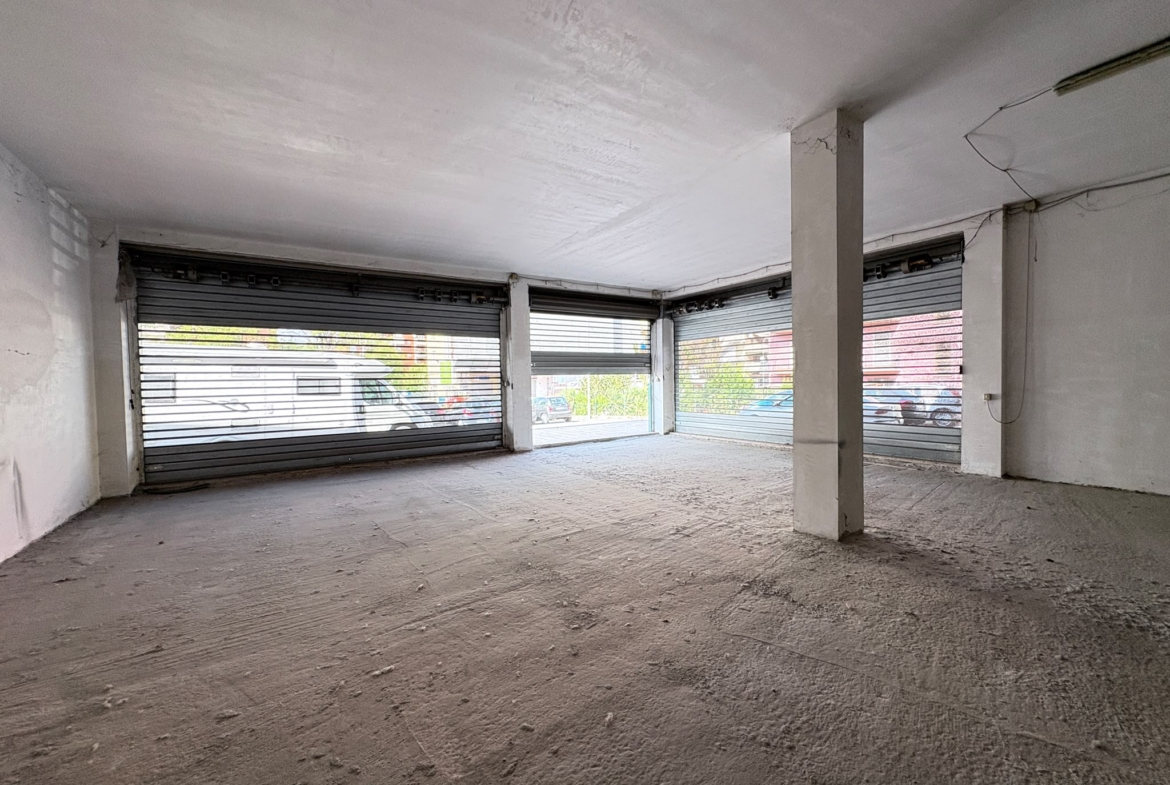 SALARIALOCALE450-Locale commerciale con ampie vetrine e parcheggio privato