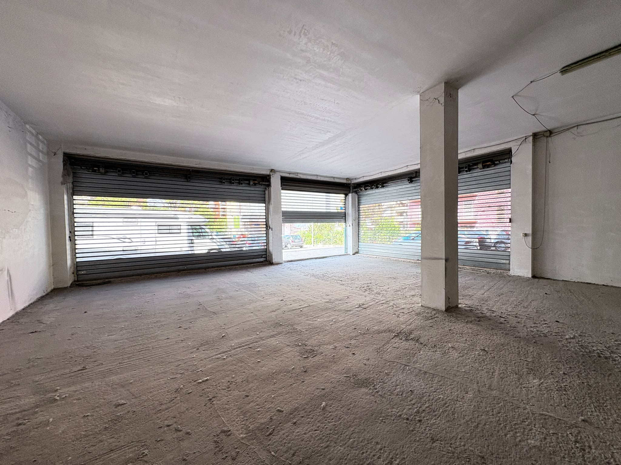 13c87279-9151-4f8b-b66b-f8d6fe458d17 SALARIALOCALE450-Locale commerciale con ampie vetrine e parcheggio privato