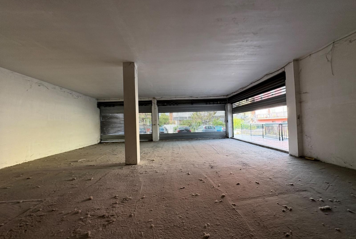 SALARIALOCALE350-Locale commerciale con ampie vetrine e parcheggio privato