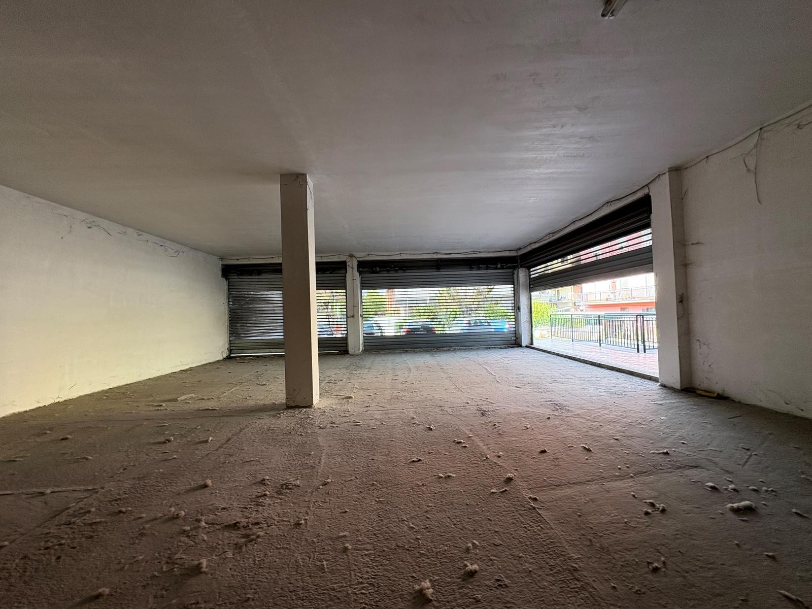 SALARIALOCALE350-Locale commerciale con ampie vetrine e parcheggio privato