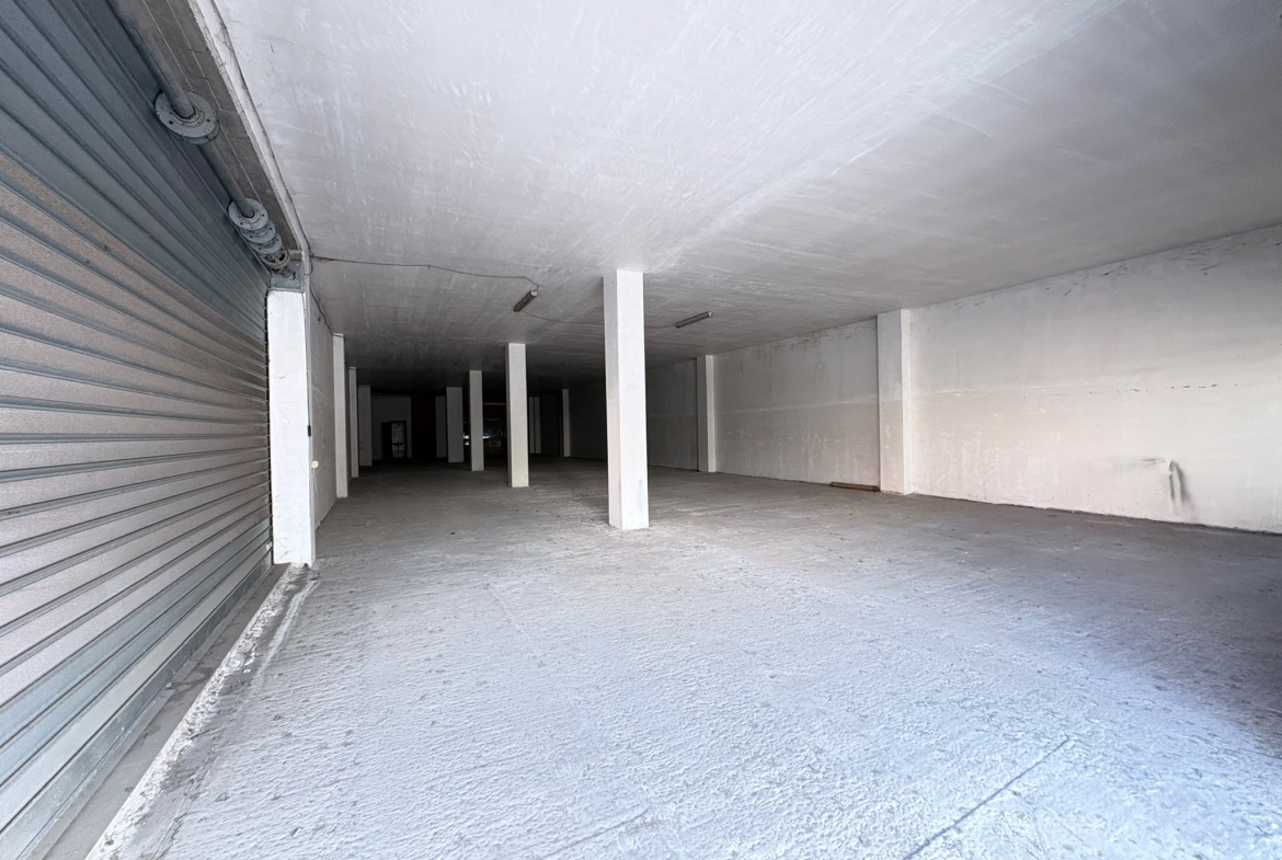 SALARIALOCALE450-Locale commerciale con ampie vetrine e parcheggio privato