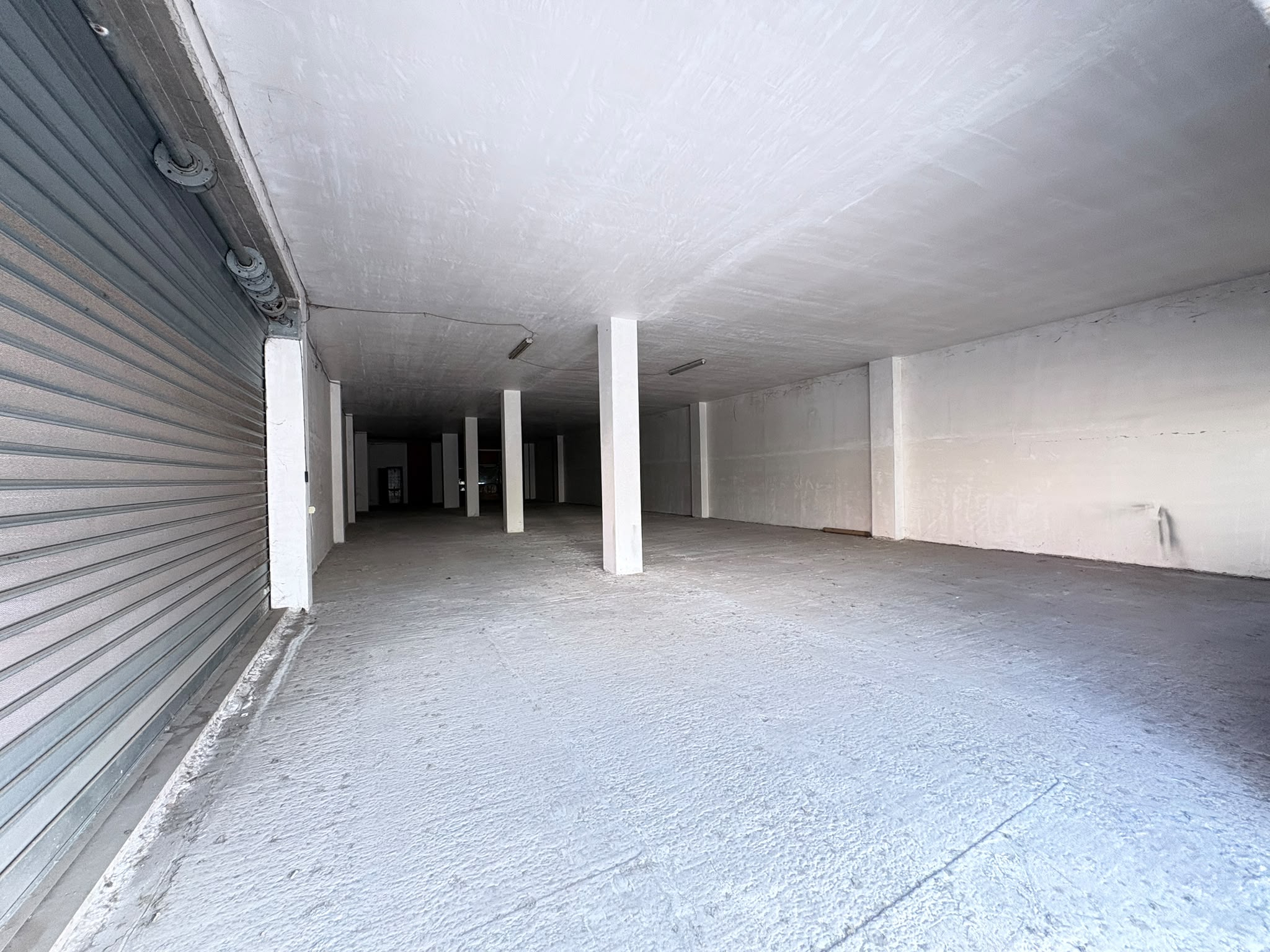2bad99c5-6a46-4d89-9c5d-a80e7843f7c2 SALARIALOCALE450-Locale commerciale con ampie vetrine e parcheggio privato