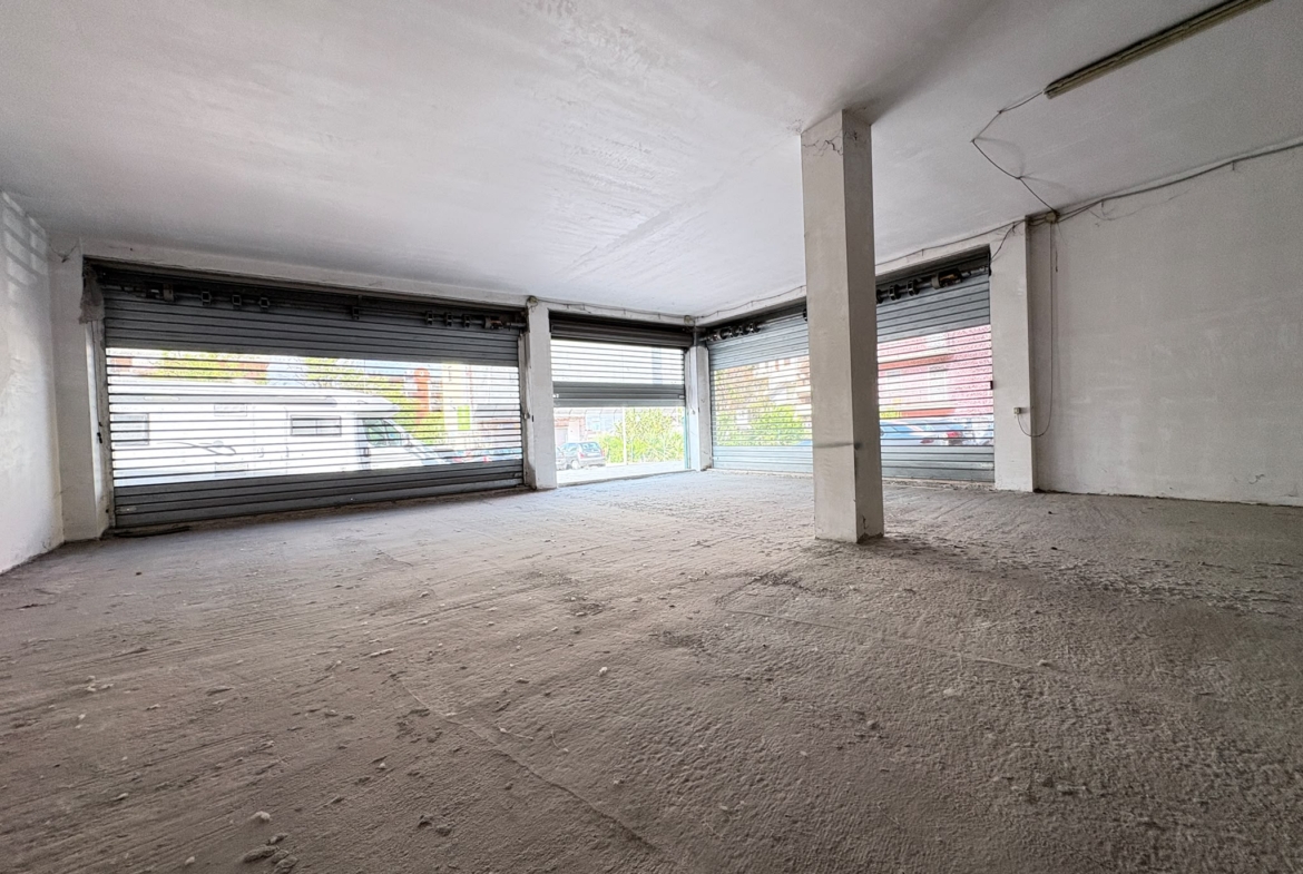 SALARIALOCALE450-Locale commerciale con ampie vetrine e parcheggio privato