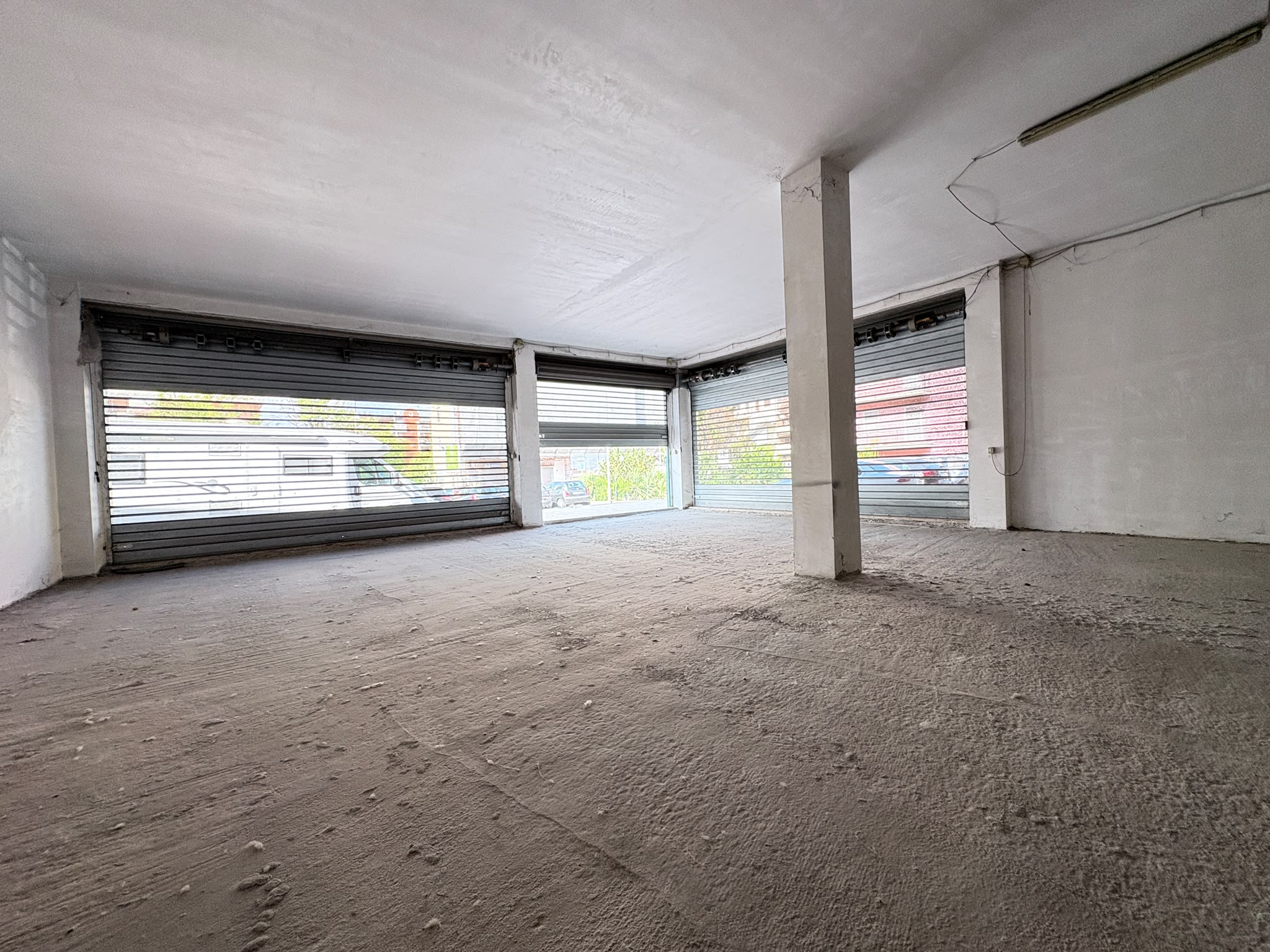 2f50a975-df2f-444c-8205-f9a1d7874bf9 SALARIALOCALE450-Locale commerciale con ampie vetrine e parcheggio privato