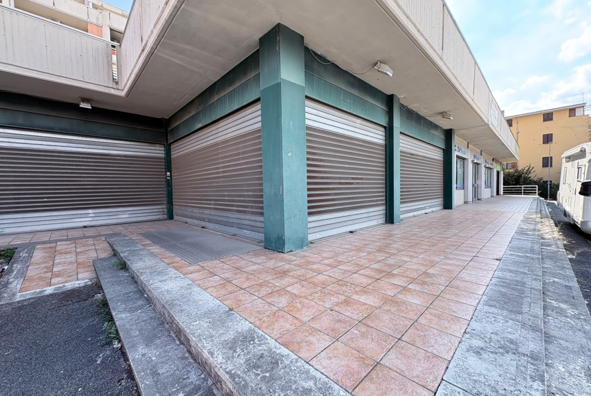 SALARIALOCALE450-Locale commerciale con ampie vetrine e parcheggio privato