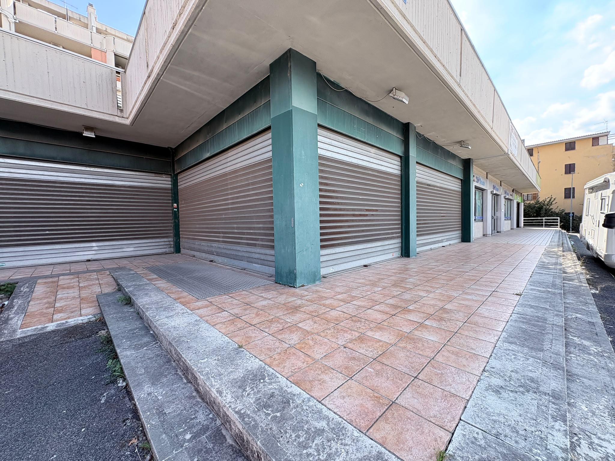 30b971a5-d3e5-4817-8fa5-2448a052ce1d SALARIALOCALE450-Locale commerciale con ampie vetrine e parcheggio privato