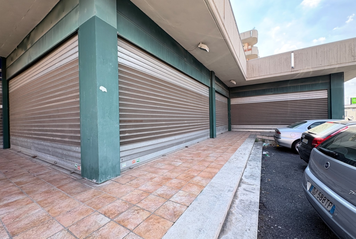 SALARIALOCALE450-Locale commerciale con ampie vetrine e parcheggio privato