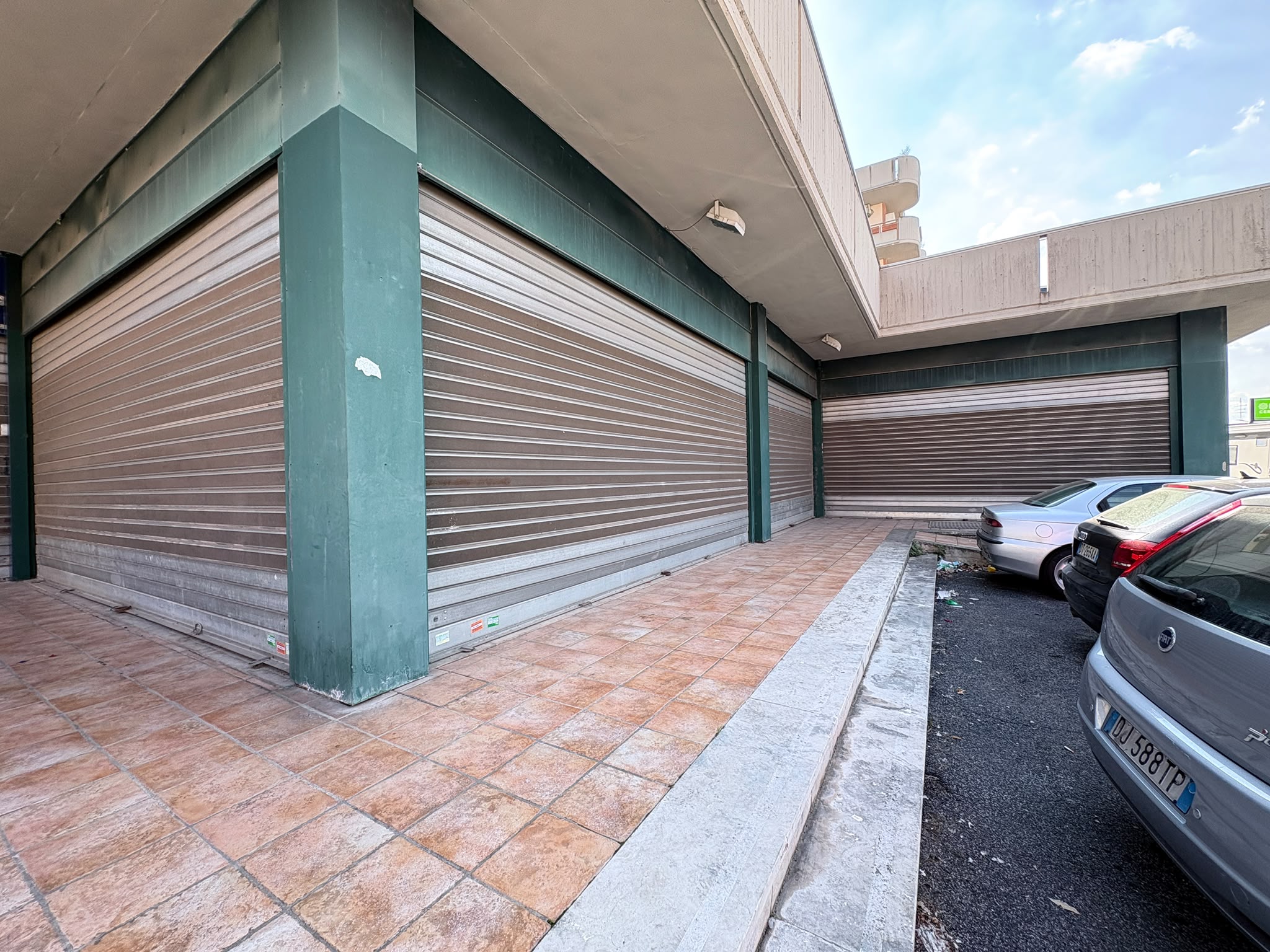 32fc950b-8e8f-49e3-b778-5b6b13883aa0 SALARIALOCALE450-Locale commerciale con ampie vetrine e parcheggio privato