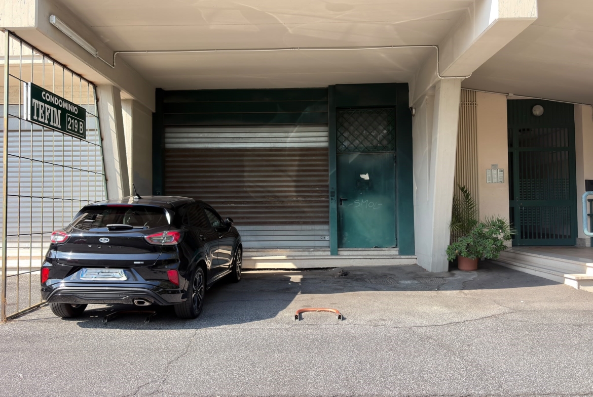 SALARIALOCALE450-Locale commerciale con ampie vetrine e parcheggio privato