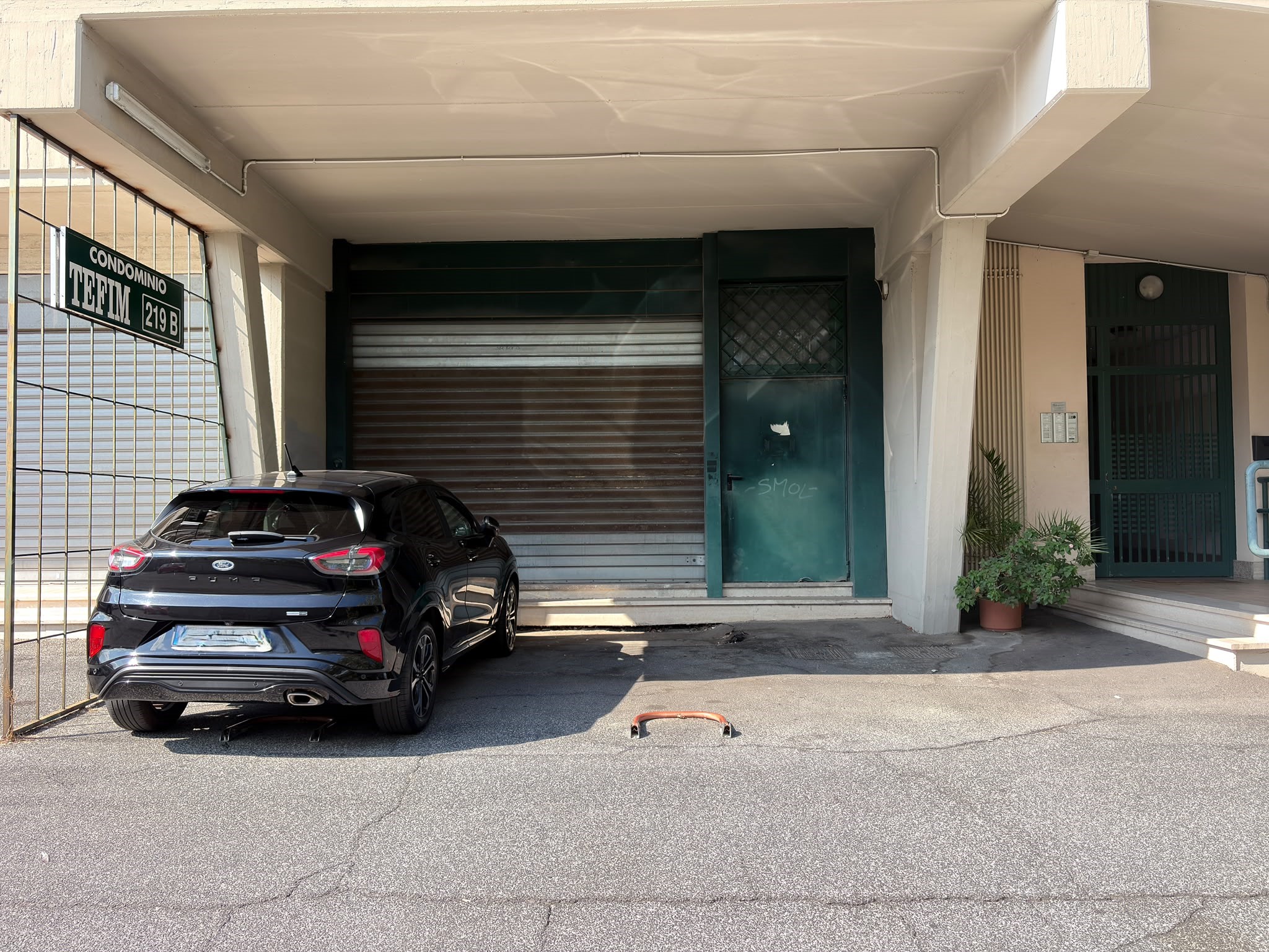 3cb2ead2-e088-41d3-97bd-aa96d83edadf SALARIALOCALE450-Locale commerciale con ampie vetrine e parcheggio privato