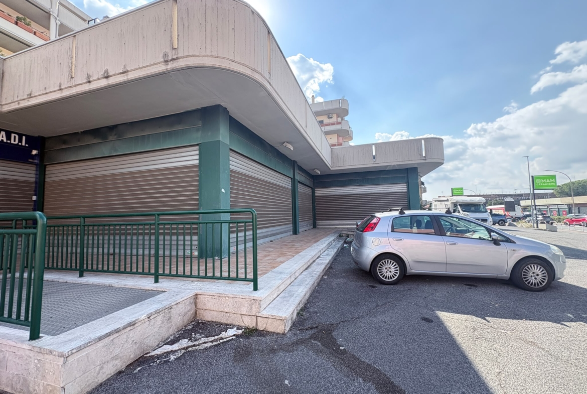 SALARIALOCALE350-Locale commerciale con ampie vetrine e parcheggio privato