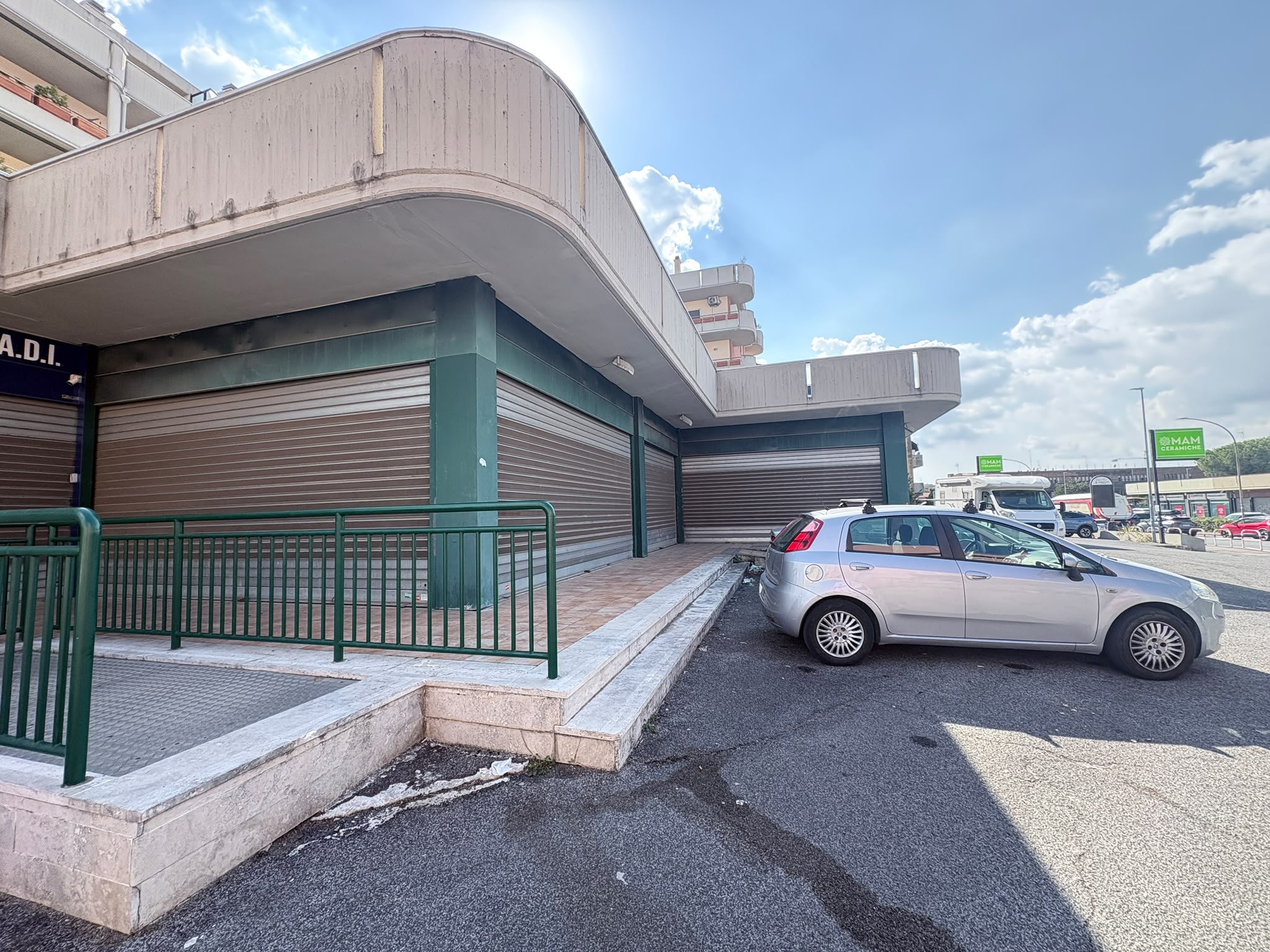 5d8a240f-453f-4fb8-9681-b343f1f7b70a SALARIALOCALE450-Locale commerciale con ampie vetrine e parcheggio privato