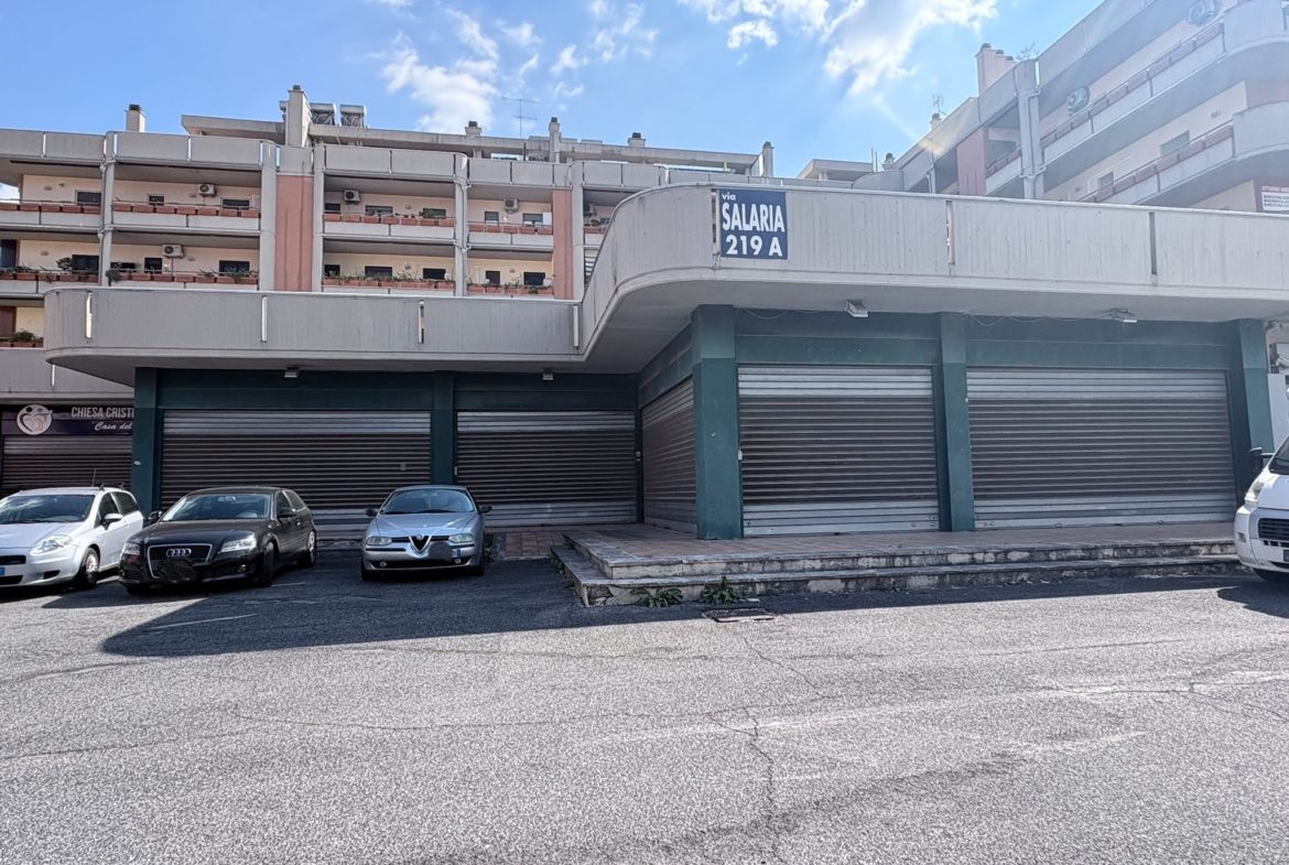 SALARIALOCALE450-Locale commerciale con ampie vetrine e parcheggio privato
