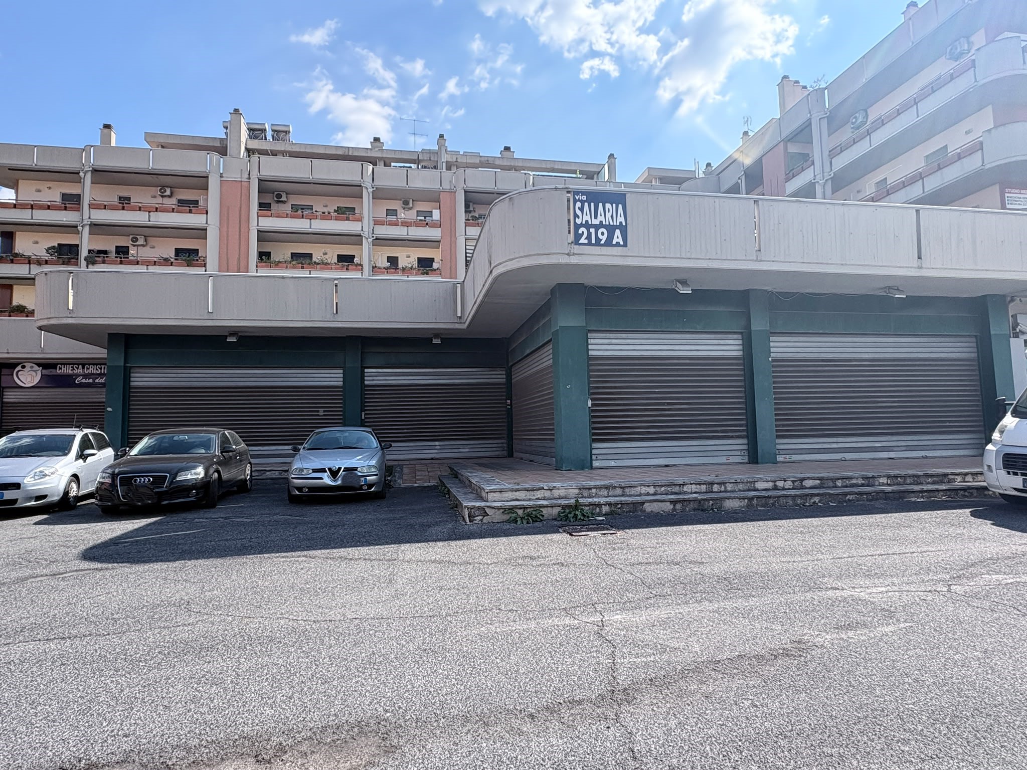 6d58c21a-20d4-4890-a9a7-d2507a7ec8a2 SALARIALOCALE450-Locale commerciale con ampie vetrine e parcheggio privato