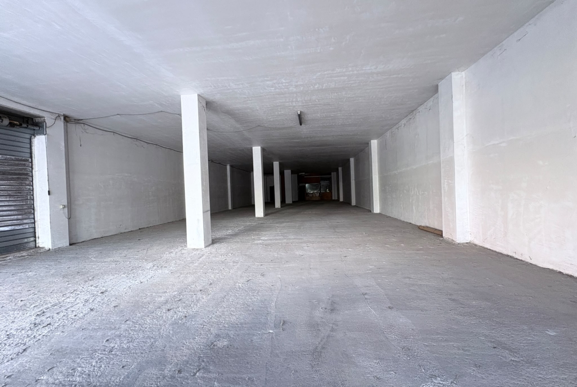 SALARIALOCALE450-Locale commerciale con ampie vetrine e parcheggio privato