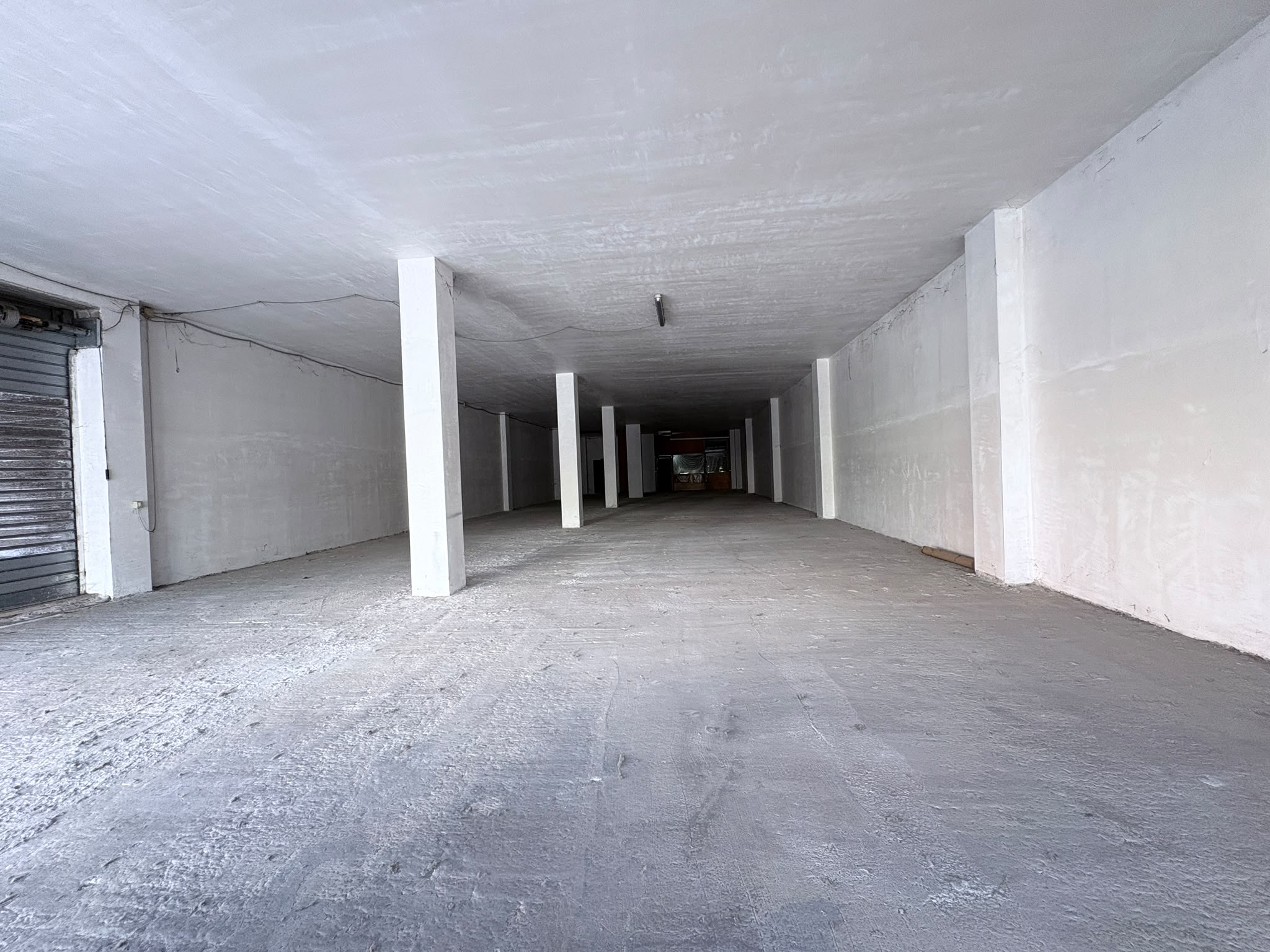 6e5ad144-462a-40d1-8733-01bf5df370fa SALARIALOCALE450-Locale commerciale con ampie vetrine e parcheggio privato