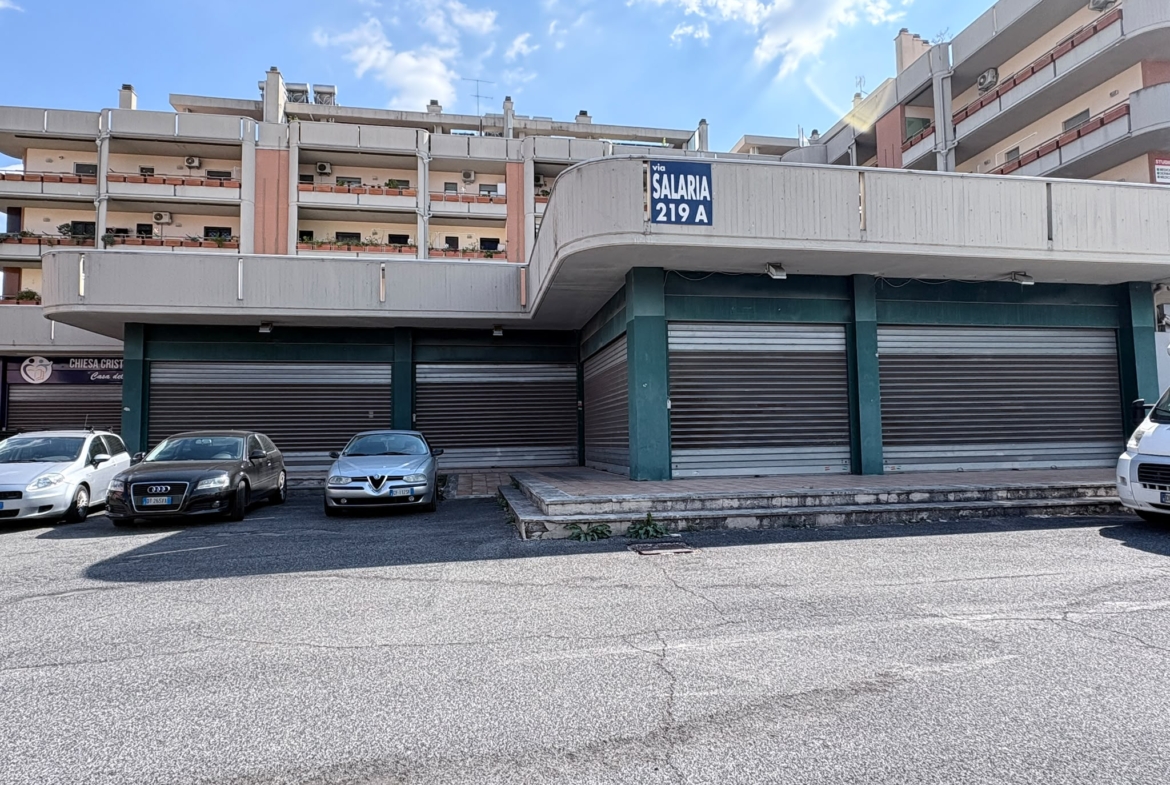 SALARIALOCALE450-Locale commerciale con ampie vetrine e parcheggio privato