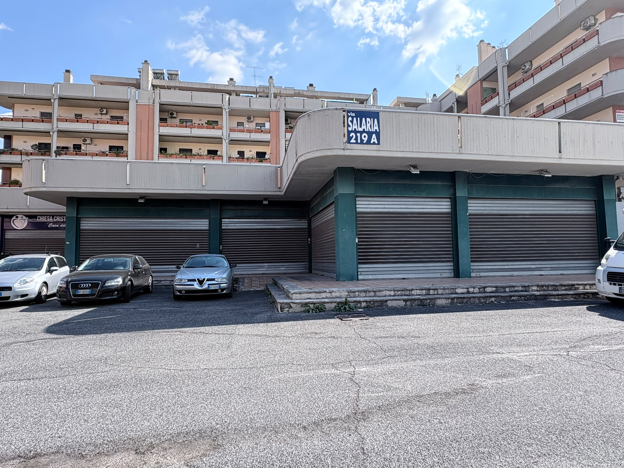 70e08475-121f-49d9-bdf3-b0170223e6d6 SALARIALOCALE450-Locale commerciale con ampie vetrine e parcheggio privato