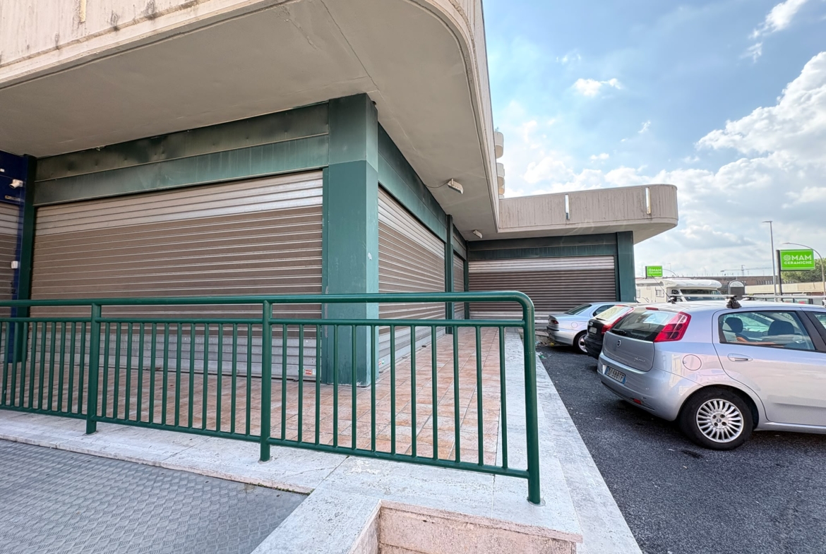SALARIALOCALE350-Locale commerciale con ampie vetrine e parcheggio privato