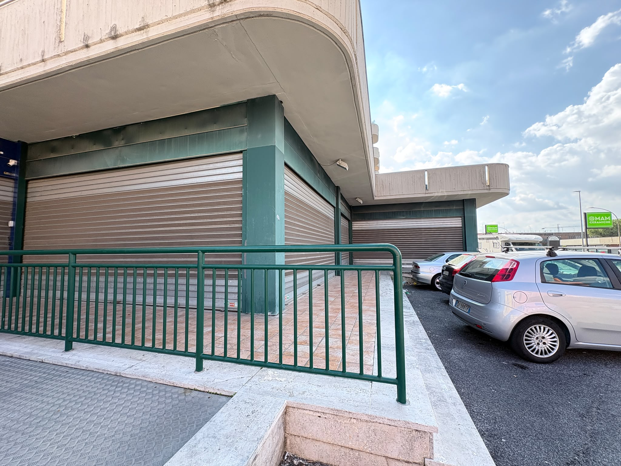 SALARIALOCALE350-Locale commerciale con ampie vetrine e parcheggio privato