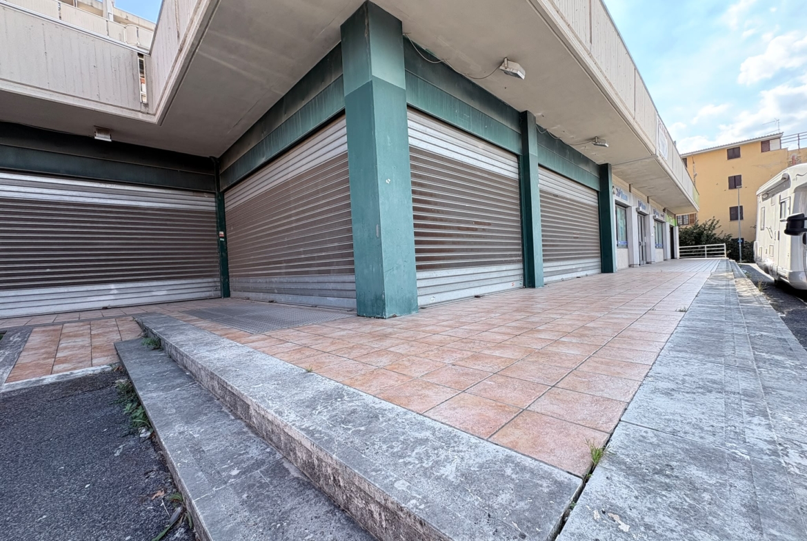 SALARIALOCALE450-Locale commerciale con ampie vetrine e parcheggio privato