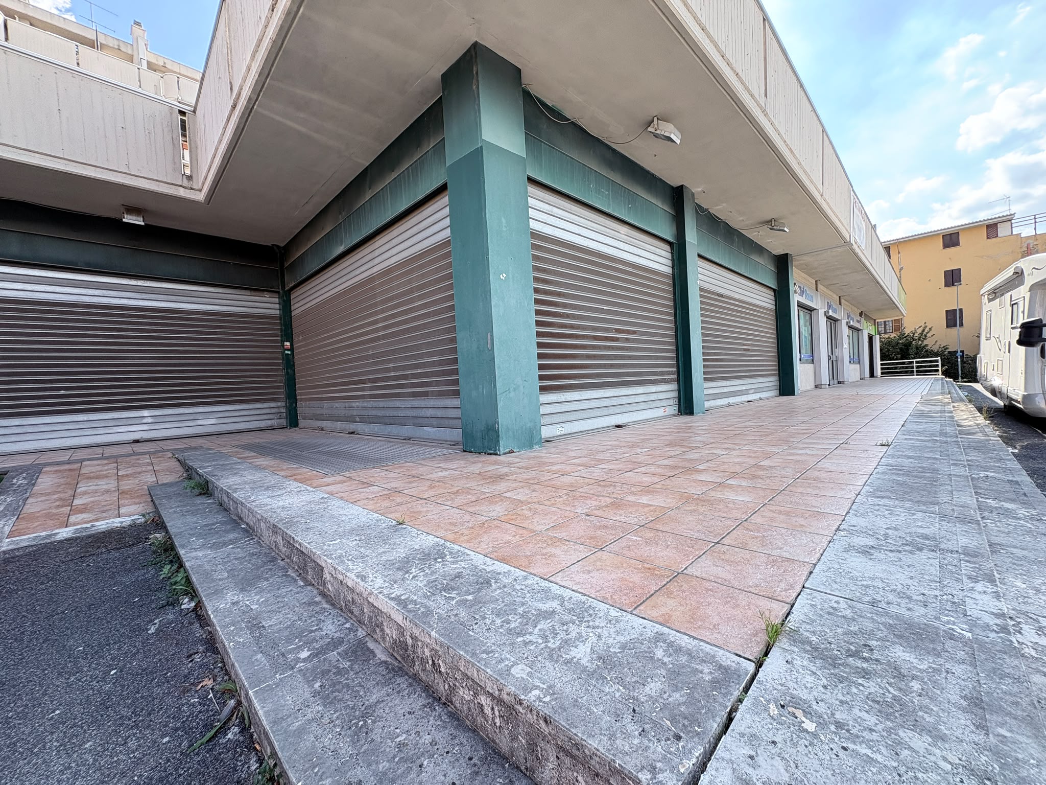 7ade08c9-8e4c-49c9-a163-54ee91d00c79 SALARIALOCALE450-Locale commerciale con ampie vetrine e parcheggio privato